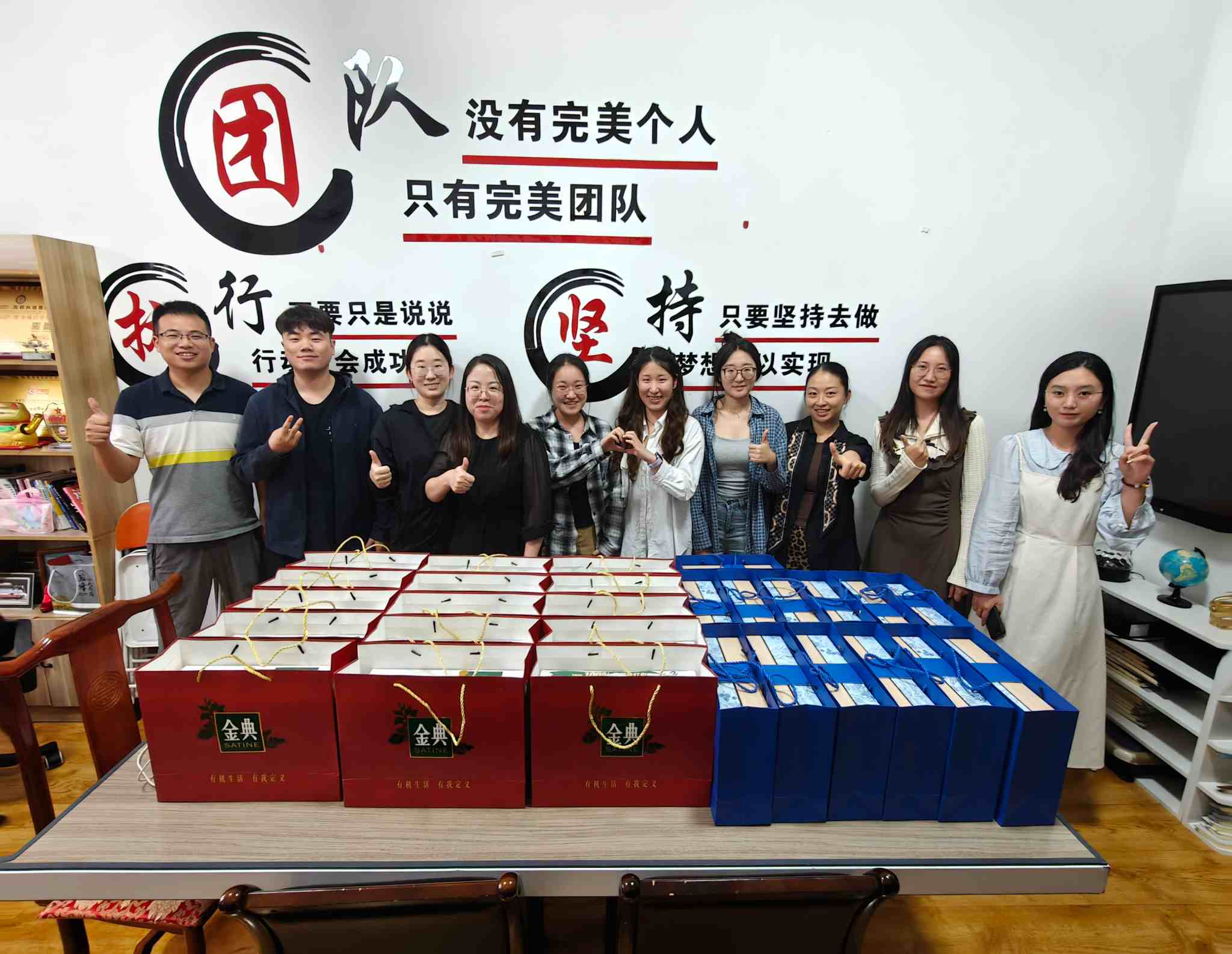 Земеија има долг среќен празник