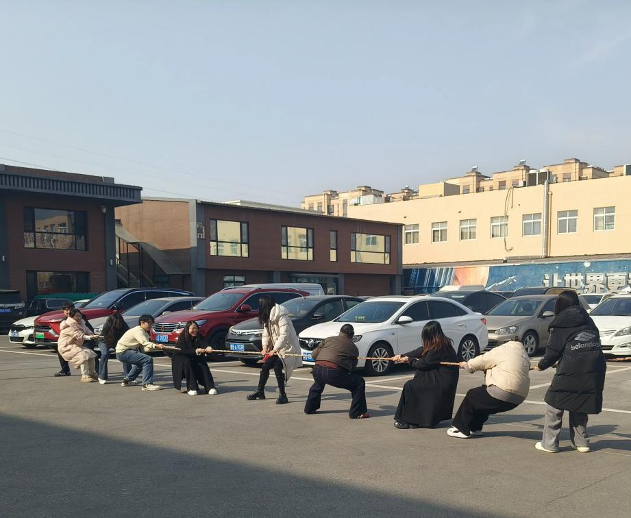 ​Пладневно влечење на војна и скокање со јаже во Земеиџа